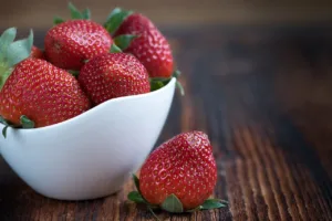 Lire la suite à propos de l’article Bienfaits des fraises : tout savoir