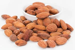 Lire la suite à propos de l’article Amandes : calories, bienfaits et utilisation