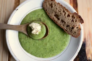 Lire la suite à propos de l’article La soupe de brocolis pour une alimentation saine